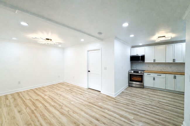 Photo - 711 W 44th St Unit C