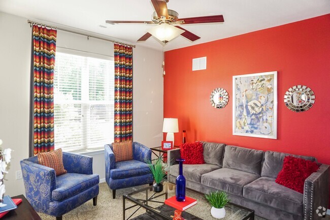 Spacious Living Room - The Retreat at Hamburg Place Apartments