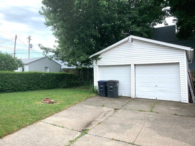 Photo - 720 Roselawn Ave