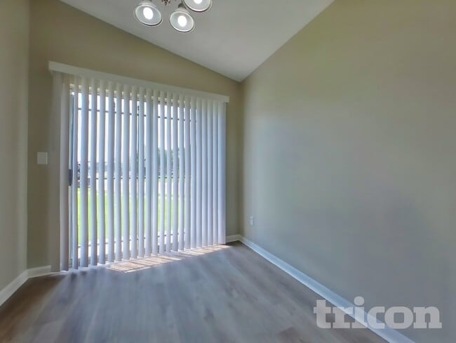 Photo - 3239 Kelling St