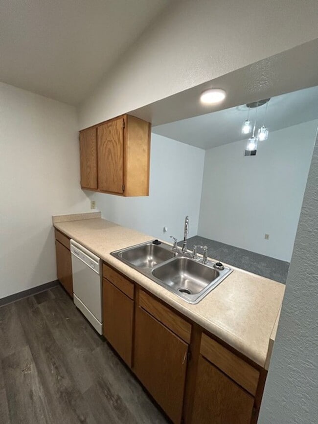 Photo - MOVE-IN Ready - 2 bedroom, One Bath - Top Floor with Vaulted Ceilings! Unidad 47