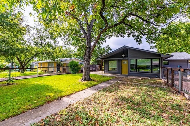 Photo - 1601 Cloverleaf Dr