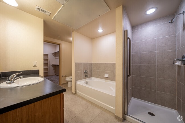 1HAB, 1BA - 777 ft²