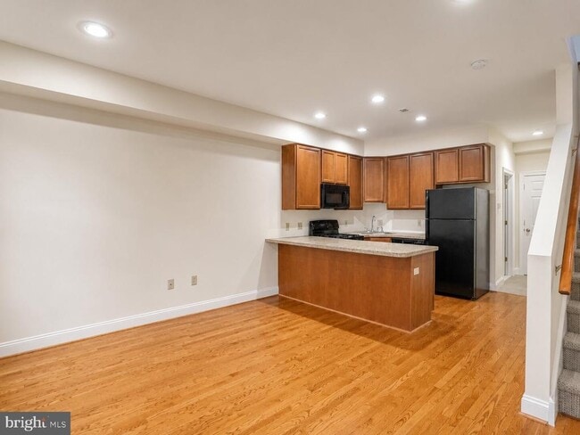 Building Photo - 2542 W Girard Ave