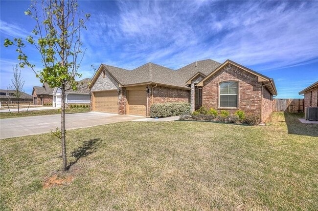 Photo - St James Park Home in Norman - Community Pool! Available in April!