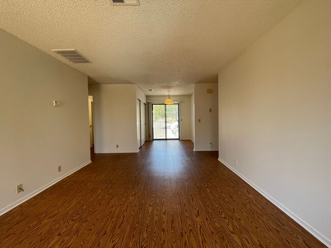 Photo - Upstairs 2 Bedroom 1 Bath Apartment in Ata... Unidad 9337-28