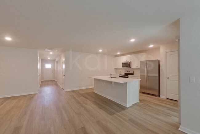 Photo - 104 Overstreet Way