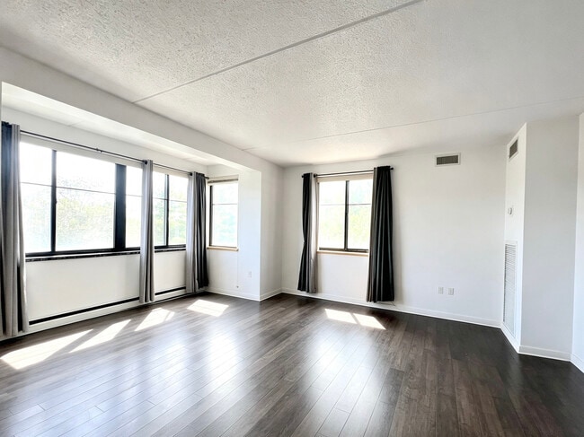 Living room - 100 Ledgewood Dr Unit 412