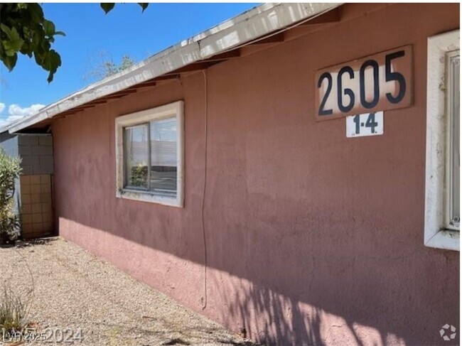 Building Photo - 2605 E Cedar Ave Rental