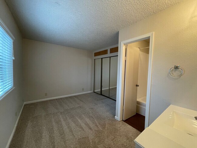 Photo - Bright One-Bedroom Apartment with Dishwasher and Parking Included! Unidad 11