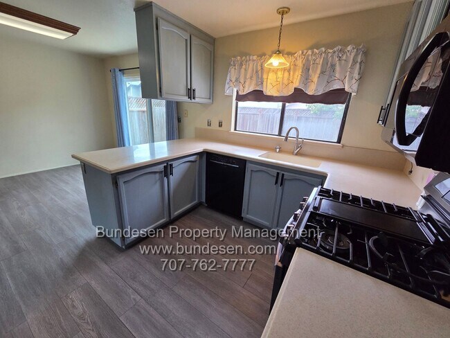 Photo - Spacious 4bd/2.5ba in "M" section of Rohnert Park