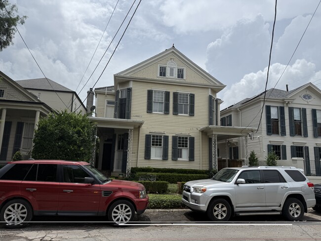 Building Photo - 1030 Robert St Unit Apt