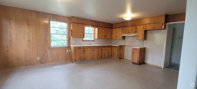 Building Photo - Huge 3 bedroom/1 bath upstairs apartment w...