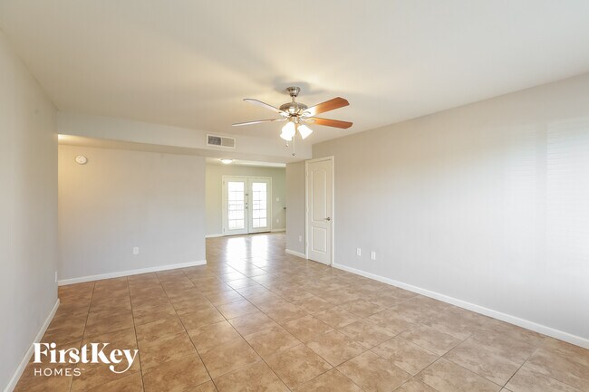 Photo - 425 E Julie Dr