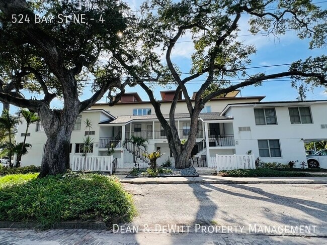 Building Photo - 2 Bed/1 Bath - Unit 4