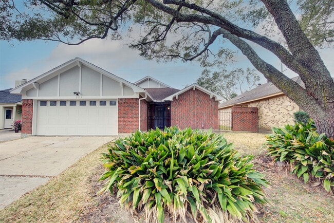 Building Photo - 1402 Forest Home Dr