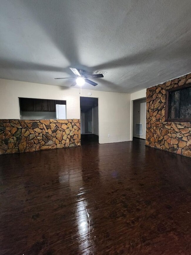 Photo - Three Bedroom One Bathroom Home For Rent !!