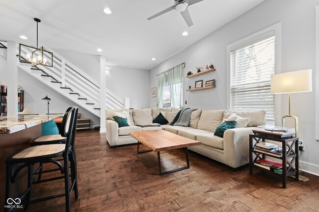 Photo - 2464 Broadway St