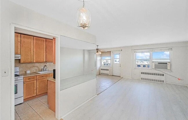 Building Photo - 2630 Cropsey Ave