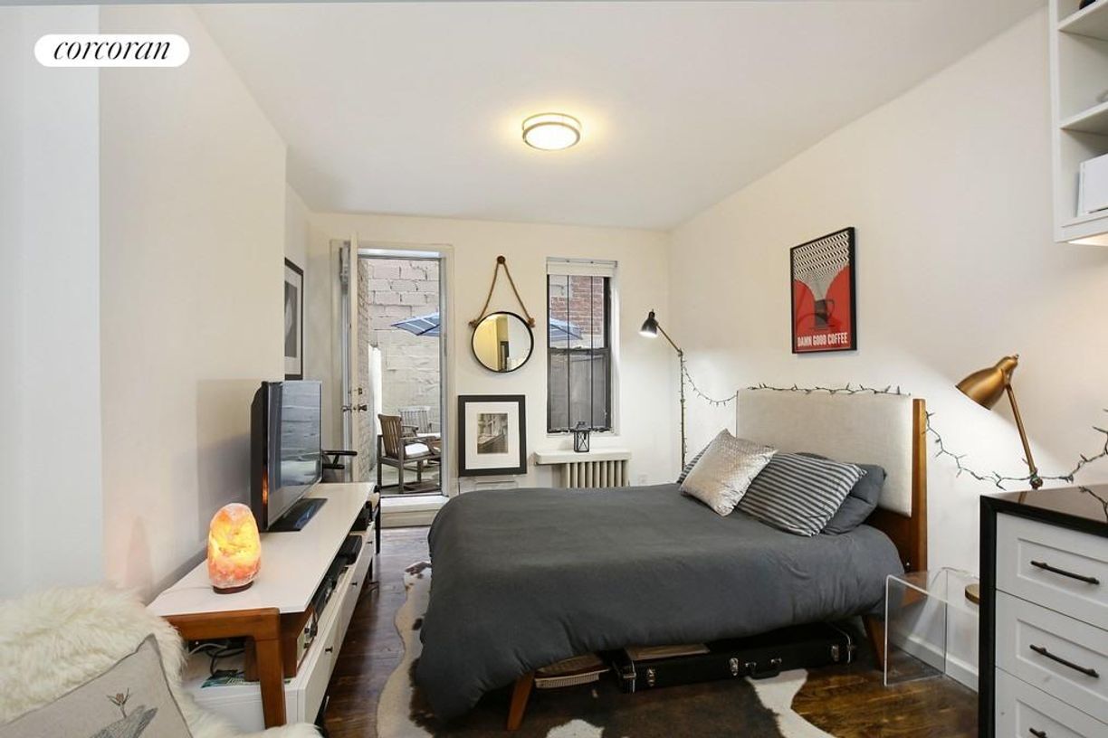 Photo - 256 W 15th St