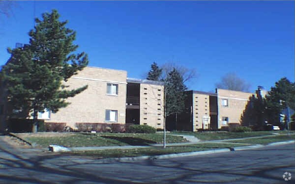 College Court Apartments - College Court Apartments