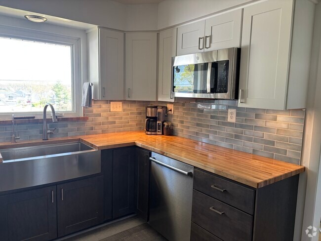 Building Photo - 440 Riverview Dr Rental