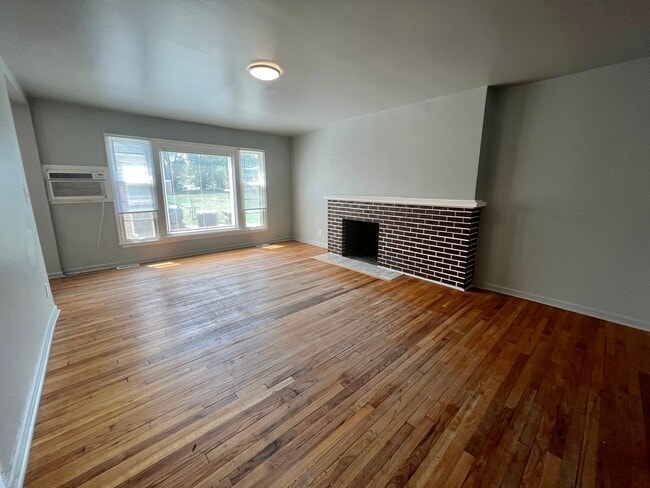 Building Photo - Taylor Street 4813-4815 Unit 4815