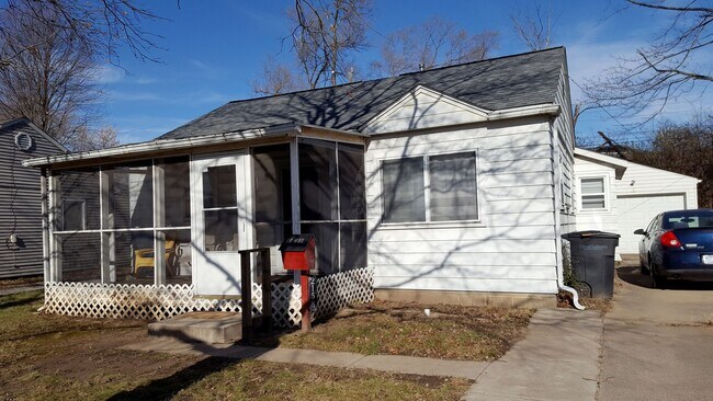 Single-story 4 bed 2 bath home for rent! - Single-story 4 bed 2 bath home for rent!