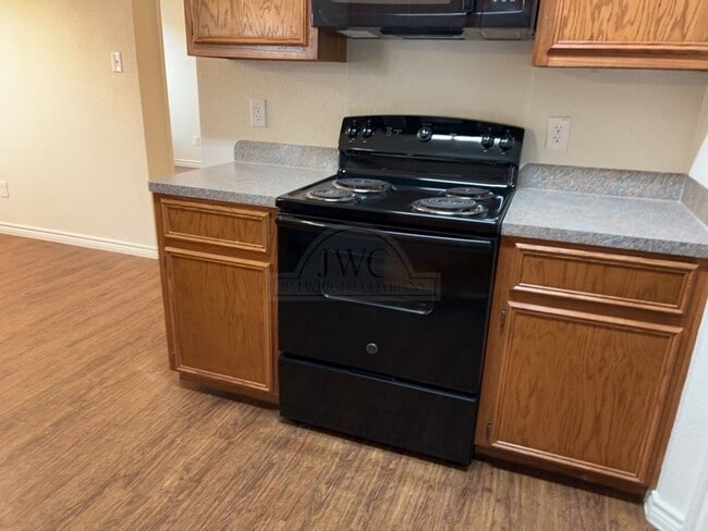 Photo - 1500 Justin Lp