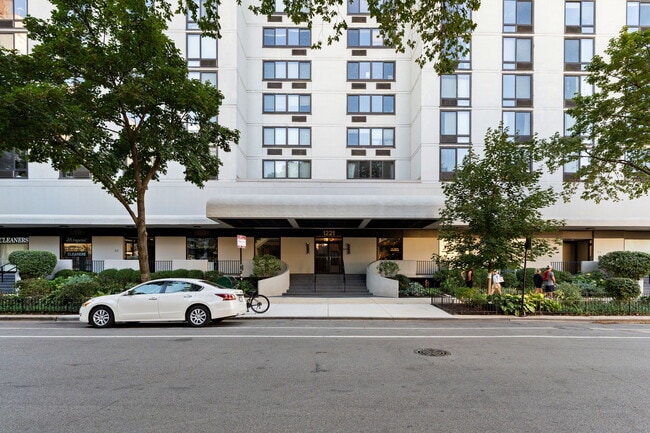 Building Photo - 1221 N Dearborn St Unit 1601