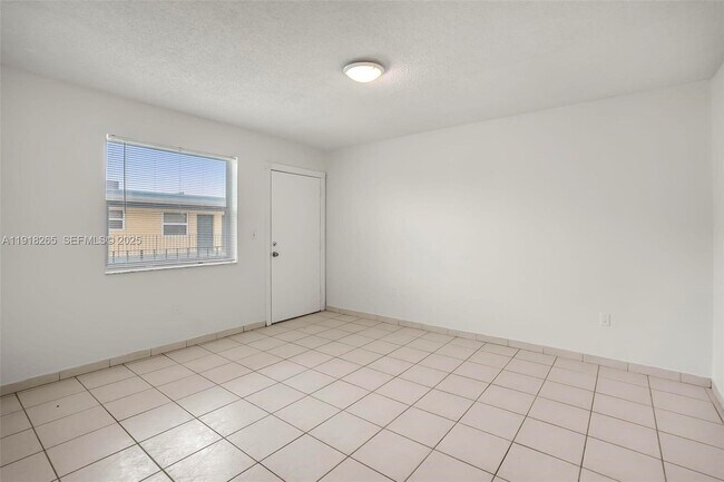 Photo - 1975 NE 135th St Unidad 3F