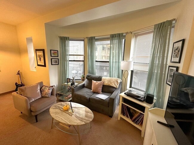 Building Photo - 636 Beacon St Unit 202