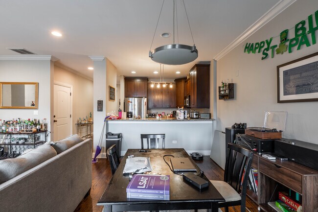 Photo - 1138 W Diversey Pky Unidad 3