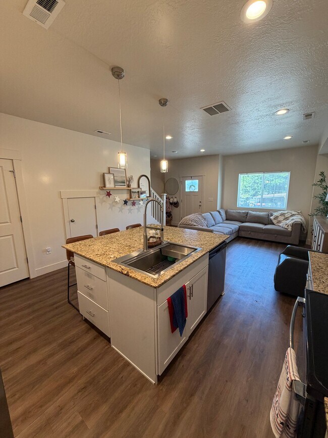 Photo - 1362 N 250 W