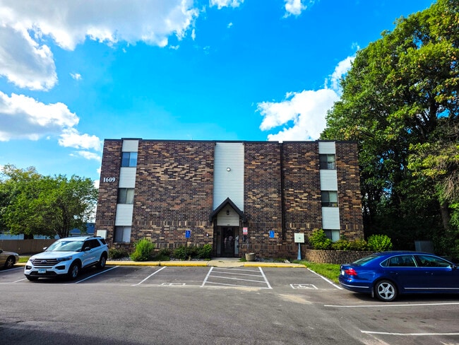 Pine Pointe Apartments