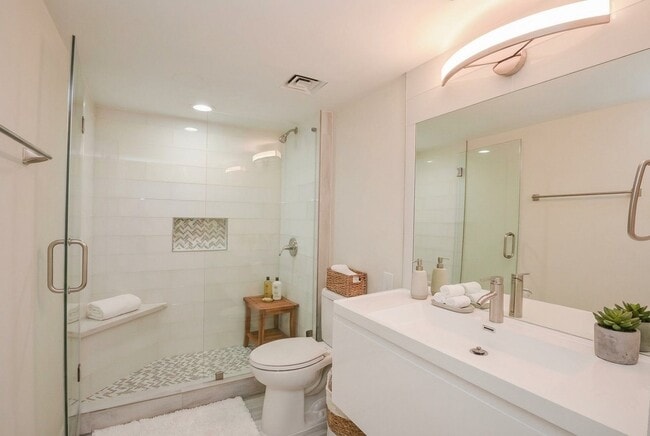 Photo - 15 Greenway Plz Unit 19F