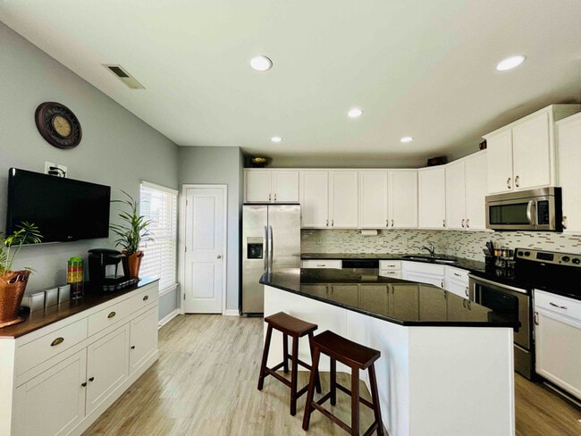 Photo - 876 Queen City Cres