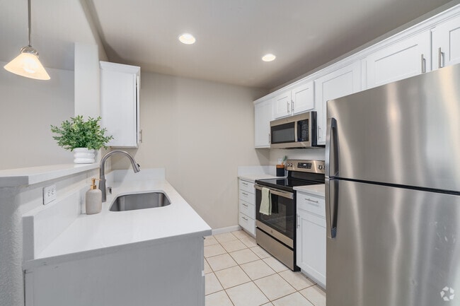 2BR, 2BA - 1,094SF - Kitchen