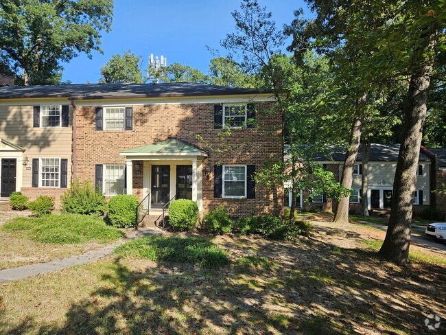 Building Photo - Lovely 3Br 1 1/2ba End-Unit Townhome in Po...