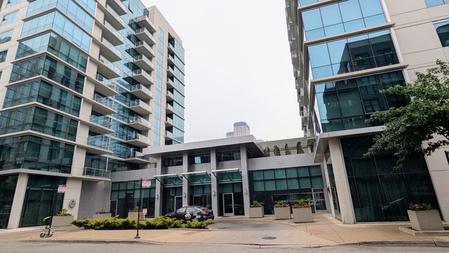 Photo - 125 S Green St Townhome