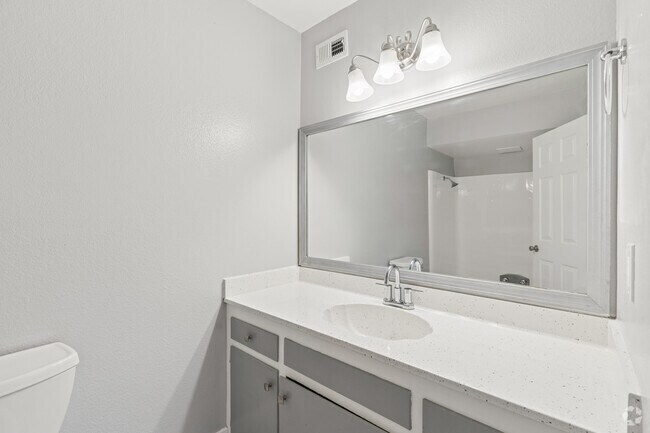 2BR, 2BA - 900SF - Primary Bathroom