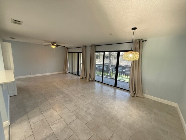 Photo - Charming 3 Bedroom 2 Bath Condo in Heart o... Unidad 12