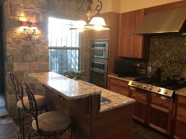 Photo - Beautiful 3 Bed / 2.5 Bath Summit Ave Cond...