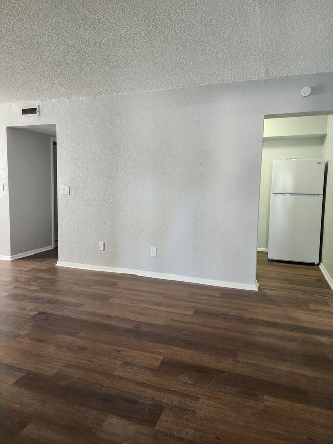 Building Photo - ** COMING SOON ** RENOVATED 2 Bedroom 1 Ba... Unit 313-3