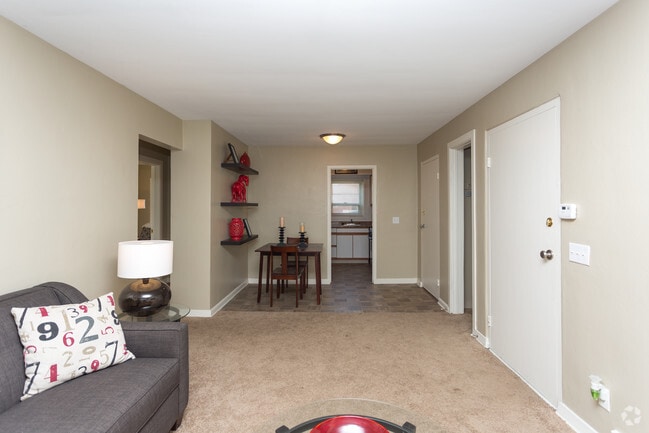 2BR, 1BA - 660 SF