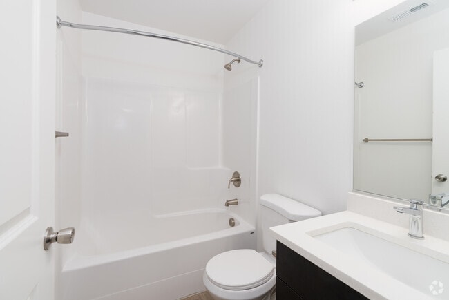 2BR, 2BA - 919SF - Bathroom