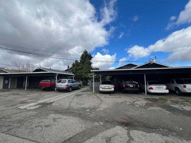 Building Photo - 4455 E Clay Ave Unit 4455 E Clay Ave #C