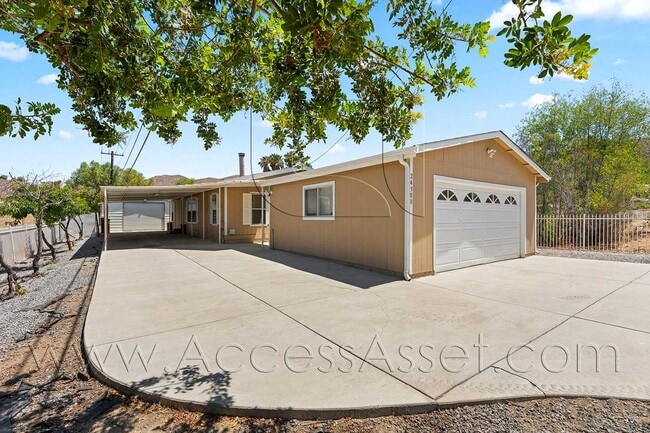 Building Photo - Spacious 3 Bedroom Home with Large Fenced Yard and Two-Car Garage