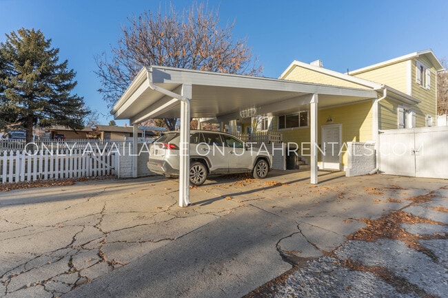 Building Photo - 976 Briar Ave Unit Down Rental