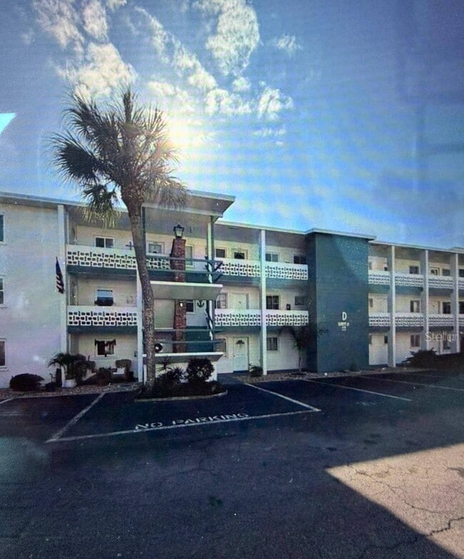 Building Photo - 1832 Sunny Dr Unit D-32